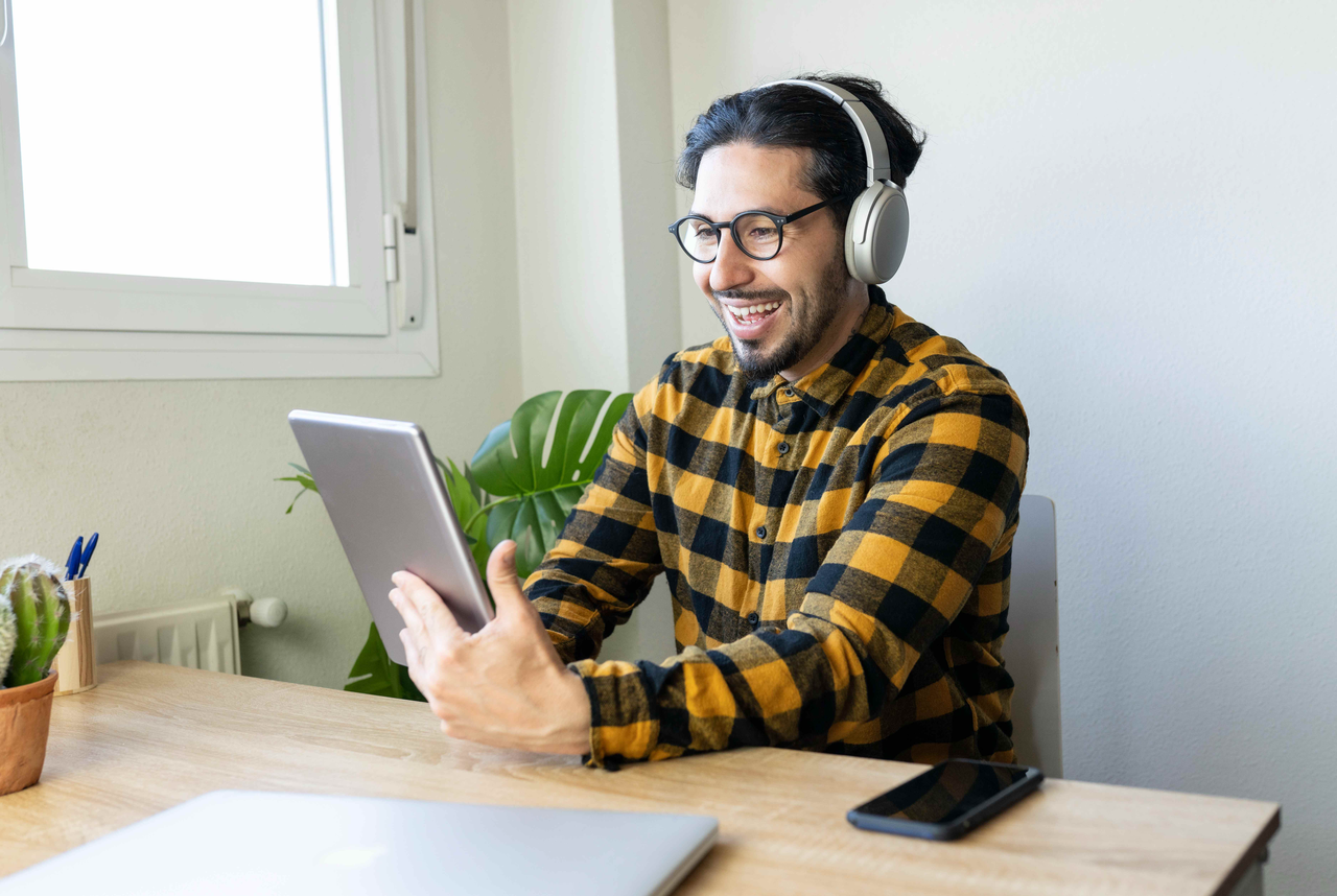 man translate English to Myanmar voice