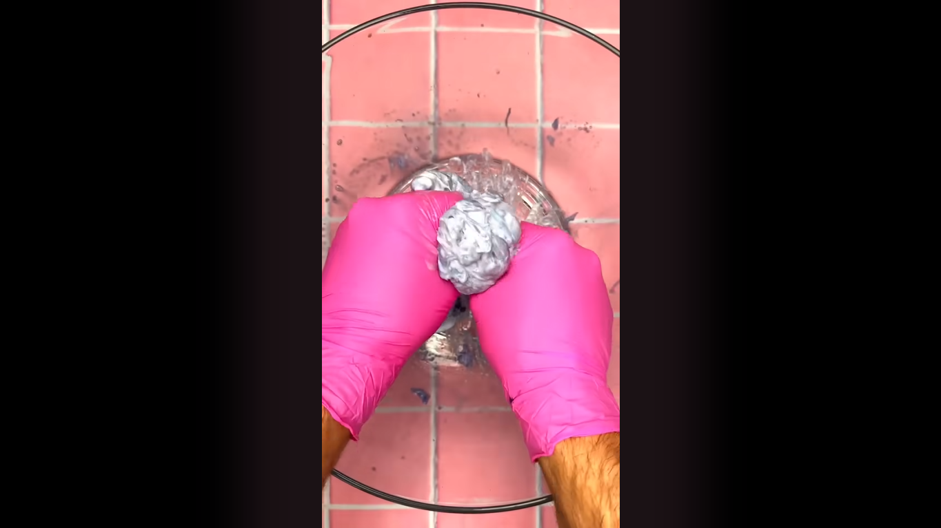 Celana pendek YouTube slime pencampur tangan