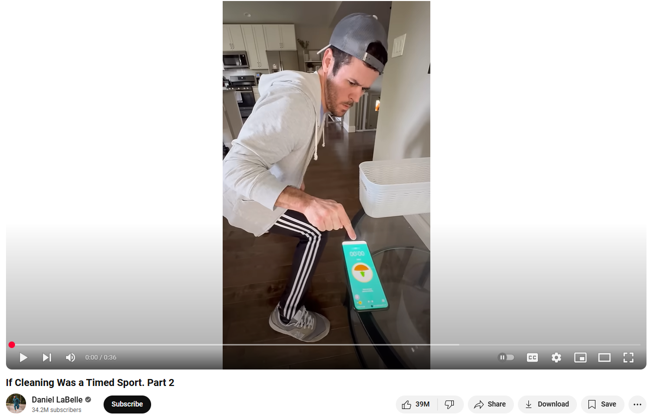 Daniel LaBelle membersihkan olahraga waktunya - Salah satu celana pendek yang paling disukai di YouTube