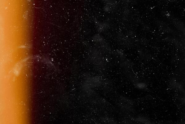 膠片紋理覆蓋在帶有紋理、劃痕和漏光的視訊上。